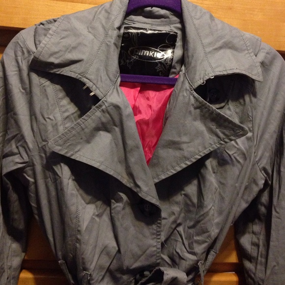 Adorable light peplum style trench - Picture 2 of 4